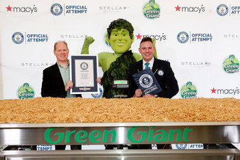 Green Giant sets a new GUINNESS WORLD RECORDS title by cooking a 1,009 lb. green bean casserole that will be served to 3,000 New Yorkers in need through Citymeals on Wheels.