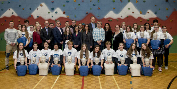 68,000 Quebec high school students will be empowered to save lives as they learn how to use an AED in addition to CPR training (CNW Group/The ACT Foundation)
