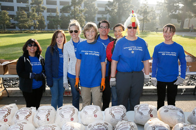 Hyundai Motor America employees and family volunteers