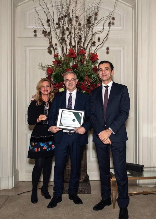 Ilian Mihov (right), INSEAD Dean, Nida Januskis, Deputy Dean of Advancement at INSEAD and the 2019 Business as a Force for Good Award Winner, Sustainalytics (received by Gary Hawton, Director Institutional Relations). (CNW Group/INSEAD)