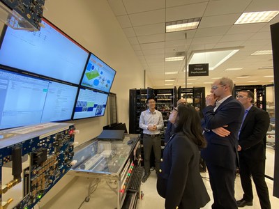 David Wright lors d'une visite au Centre de R et D mondial de Smart Wires