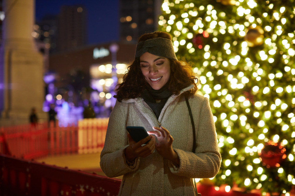 In their inaugural Social Commerce Trend Study, PayPal Canada found that nearly 40 per cent of Canadian social media users plan to shop on social media this holiday season. (CNW Group/PayPal Canada)