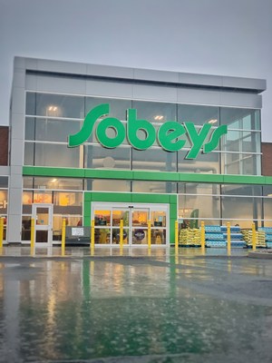 Brand new Sobeys in Timberlea unveils one of Canada's first parking lots paved using post-consumer plastics diverted from local landfills. (CNW Group/Sobeys Inc.)
