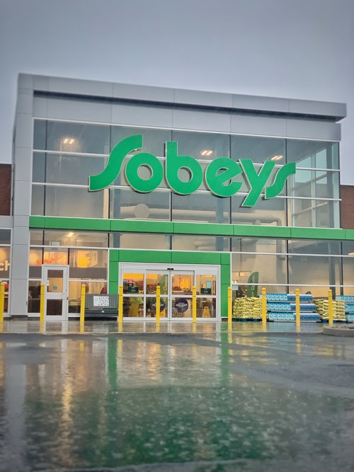 Brand new Sobeys in Timberlea unveils one of Canada’s first parking lots paved using post-consumer plastics diverted from local landfills. (CNW Group/Sobeys Inc.)