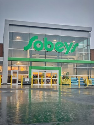 Plus de six millions de sacs en plastique  usage unique rutiliss pour asphalter le nouveau stationnement du magasin Sobeys de Timberlea (Groupe CNW/Sobeys Inc.)
