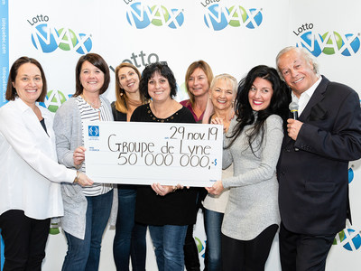 The six winners with Isabelle Jean (left), President of Operations – Lotteries and Vice-President of Public Affairs at Loto-Québec, and Yves Corbeil. (CNW Group/Loto-Québec)