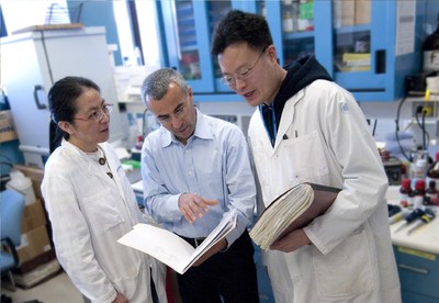 Dr. Yousef Al-Abed with fellow researchers (Credit: Feinstein Institutes for Medical Research)