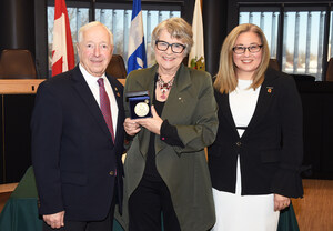 Cérémonie à l'hôtel de ville de Brossard - Arlette Cousture reçoit la Médaille du lieutenant-gouverneur pour mérite exceptionnel