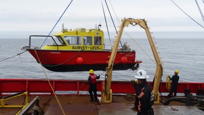 Des hydrographes de Pches et Ocans Canada tablissent une cartographie marine avec des membres de la Garde ctire canadienne dans les eaux arctiques. (Groupe CNW/Pches et Ocans Canada - Rgion du Centre et Arctique)