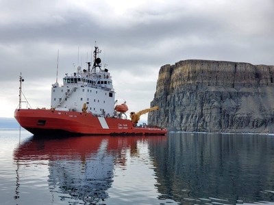 The CCGS Terry Fox on icebreaking standby in Gascoyne Inlet, Nunavut. (CNW Group/Fisheries and Oceans Central & Arctic Region)