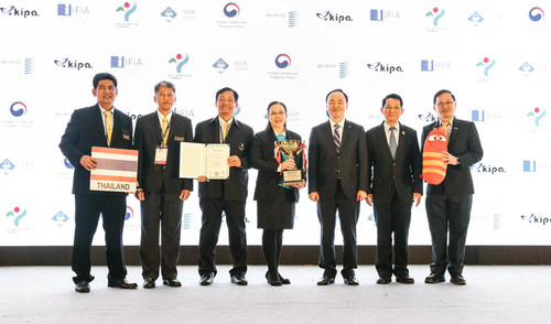 Koh Joon-ho, vice president of KIPA, and the Grand Prize winners from Thailand are taking a group photo at the SIFF 2019 awards ceremony held at Seoul Samseong-dong COEX C Hall on November 30. (Source: Korea Invention Promotion Association)