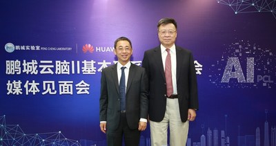 Hou Jinlong (izquierda), vicepresidente ejecutivo de Huawei, y presidente de productos y servicios de IA y en la nube de Huawei; y Gao Wen (derecha), director de Peng Cheng Lab, en la ceremonia de lanzamiento. (PRNewsfoto/Huawei)