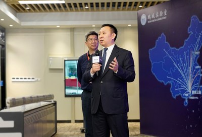 Michael Ma, presidente del departamento de negocios de computación inteligente de Huawei, presentando el Atlas 900. (PRNewsfoto/Huawei)