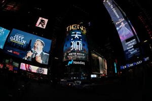 TIENS Group em destaque na tela da NASDAQ na Times Square de Nova York