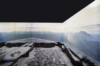The Cold Room: Floor-to-ceiling Arctic landscapes are displayed through digital content, real snow and a temperature that goes as low as -20 degrees Celsius. (CNW Group/Canada Goose)