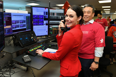 Olympic ice dance champion Tessa Virtue helps make a trade at CIBC Miracle Day in Toronto to raise funds for childrens’ charities. (CNW Group/CIBC)