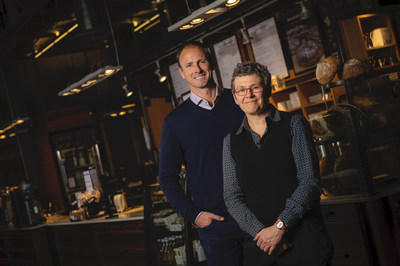 Steven Pelton, chef de la direction d’Aegis Brands, et Tracey Clark, chef de la culture à Bridgehead Coffee, annoncent l’acquisition de Bridgehead Coffee par Aegis Brands aujourd’hui à Ottawa. (Groupe CNW/The Second Cup Ltd.)
