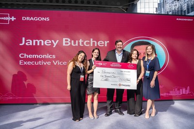 Jamey Butcher (center) and Lauren Behr (right) present a cash award for $5,000 to (from left to right) Priscila Casillas Muiz, Tatiana Estevez Carlucci, and Jazmin Estevez Carlucci, who accepted the award on behalf of Permalution, a Mexican organization focused on fog water harvesting in coastal climates at the UNLEASH global development lab in Shenzhen, China on November 12. (Photo credit: UNLEASH, 2019)