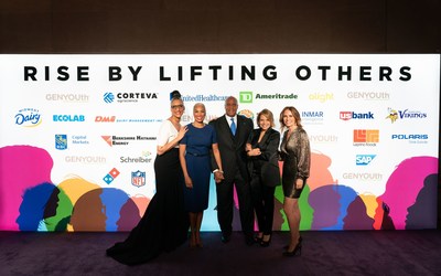 Chef and TV personality Carla Hall joins Greta Warren, journalist Katie Couric and GENYOUth CEO and former television anchor Alexis Glick to congratulate Kevin Warren, Commissioner-Elect of the Big Ten Conference on his recognition as GENYOUth's 2019 Vanguard Award winner at the organization's annual Gala.   The fundraising event raised nearly $2 million to create healthier school communities.