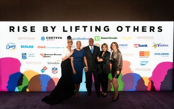 Chef and TV personality Carla Hall joins Greta Warren, journalist Katie Couric and GENYOUth CEO and former television anchor Alexis Glick to congratulate Kevin Warren, Commissioner-Elect of the Big Ten Conference on his recognition as GENYOUth’s 2019 Vanguard Award winner at the organization’s annual Gala.   The fundraising event raised nearly $2 million to create healthier school communities.