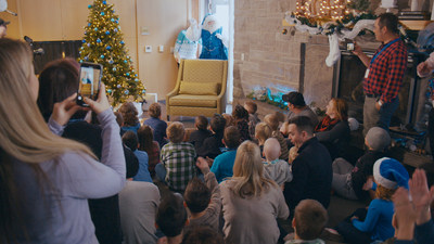 WestJet offre aux canadiens et aux familles de l’Œuvre des Manoirs Ronald McDonald du Canada un Noël holographique inoubliable (Groupe CNW/WESTJET, an Alberta Partnership)