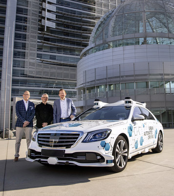 The pilot project by Mercedes-Benz and Bosch for an app-based ridesharing service using automated Mercedes-Benz S-Class vehicles has now been launched in the Silicon Valley city of San José. From left to right: Dolan Beckel, Director of Civic Innovation of the City of San José; Sven Zimmermann, Engineering Director Automated Driving at Robert Bosch LLC.; Alexander Schaab, Vice President Autonomous Driving, Mercedes-Benz Research & Development North America (MBRDNA).
