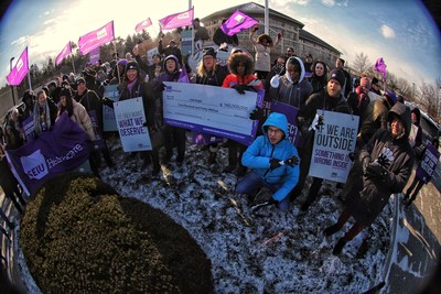 Hundreds of frontline healthcare workers and union supporters rally at the CarePartners' corporate head office to fight back against the homecare agency's recent move towards locking out their almost 3,000 personal support workers (PSWs). (CNW Group/SEIU Healthcare)