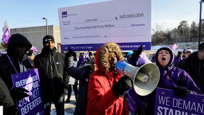 Hundreds of frontline healthcare workers and union supporters rally at the CarePartners' corporate head office to fight back against the homecare agency's recent move towards locking out their almost 3,000 personal support workers (PSWs). (CNW Group/SEIU Healthcare)