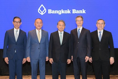 Bangkok Bank's senior executives, led by Deja Tulananda (center), Executive Chairman; Chansak Fuangfu (2nd left),Executive Director and Senior Executive Vice President; Charamporn Jotikasthira (2nd right), Executive Director; Chaiyarit Anuchitworawong (far right), Senior Executive Vice President; and Thaweelap Rittapirom (far left), Executive Director and Executive Vice President, announced the bank's plan to acquire Indonesia's Bank Permata.