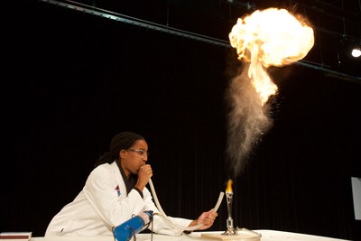 From shooting flames to fun feats of physics, The Spectacular Science Show will keep everyone in the family rapt. This live science demonstration runs three times daily at the Ontario Science Centre from December 27, 2019 to January 5, 2020. (CNW Group/Ontario Science Centre)