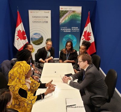 Le ministre de l'Environnement et du Changement climatique, Jonathan Wilkinson rencontre des ngociatrices francophones pour le climat de l'Afrique. (Groupe CNW/Environnement et Changement climatique Canada)