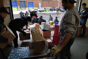 Les pompiers de Montréal s'élancent à vitesse GRAND V dans la distribution de jouets et de paniers de Noël