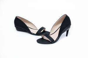 Fashionable Comfort Available This Christmas: Runway Heels Launches Its Innovative Retractable Footwear, Transforming Flats into High Heels at the Push of a Button, for Consumers at a Pop-Up Holiday Season Store Location