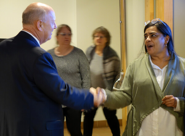 Andersen Corporation Chairman and CEO Jay Lund thanks customer service representative, Dawn Ampey, during one of Andersen’s 2019 profit sharing celebrations.