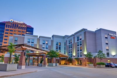 The SpringHill Suites Cincinnati Midtown is centrally located in the middle of downtown and the hospital district. Travelers looking to stay near downtown will especially find this hotel appealing for its close proximity yet fair rates.