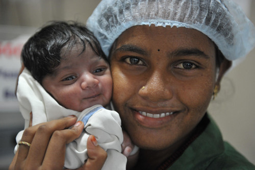 Over 392,000 children will be born worldwide on New Year’s Day - UNICEF © UNICEF/UN0135366/Selaam (CNW Group/UNICEF Canada)