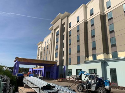 Putting final touches on the exterior of the Hampton Inn & Suites Tampa/Riverview/Brandon. The 124-room property will be situated near multiple business parks, Busch Gardens and downtown Tampa.