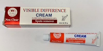 Crème correctrice de taches Visible Difference Spots Remover (emballage extérieur et tube) (Groupe CNW/Santé Canada)