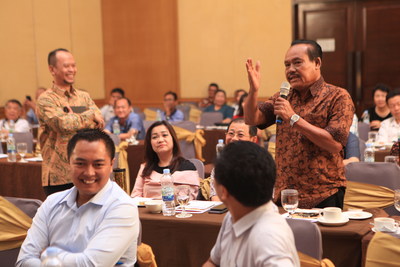 Discussion with suppliers in Medan, North Sumatra, during the Ksatria Sawit workshop.