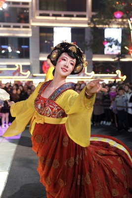 Tumbler girl Feng Jiachen is performing (PRNewsfoto/Xi'an Cultural and Tourism Burea)