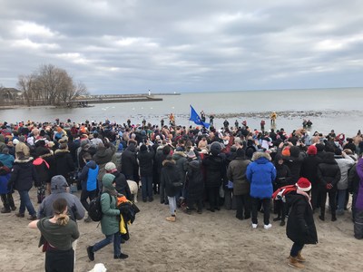 Over 700 brave dippers took the icy plunge into Lake Ontario on New Year’s Day at the Courage Polar Bear Dip with proceeds going to World Vision clean water projects. Source: World Vision Canada (CNW Group/World Vision Canada)