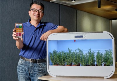 Dr. Wen Liang Chen, an associate professor at NCTU College of Biological Science and Technology, together with his students, founded AgriTalk Tech Inc. It integrates biotechnology, IoT, big data analysis, and artificial intelligence to develop the non-toxic agricultural disease and fertilizer regulation system called the “AgriTalk Management Platform.”