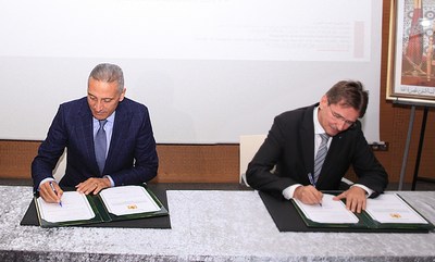 On the left H.E. Moulay Hafid Elalamy (The Minister of Industry, Trade, Green and Digital Economy) and the right Mr. Andreas Höfer (Regional Executive Vice President India, Middle East, Africa & Asia Pacific at TÜV Rheinland) during signing the contract.