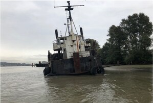 La Garde côtière canadienne s'emploie à retirer le NM Spudnik du fleuve Fraser