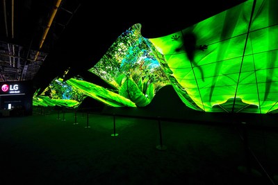 CES Spectators Mesmerized Yet Again with LG's Spectacular OLED 'Wave' and 'Fountain' Exhibitions (CNW Group/LG Electronics Canada)