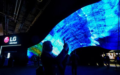 Les participants du CES une fois de plus ébahis par le kiosque spectaculaire de LG, ses technologies de « vagues » OLED et sa zone « fontaine »