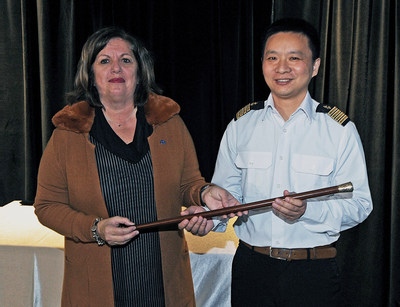 Sylvie Vachon, prsidente-directrice gnrale de l'Administration portuaire de Montral, et Qin Xiao Fei, commandant du Exeborg. (Groupe CNW/Administration Portuaire de Montral)