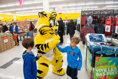 Friendly, the Giant Tiger at a store opening (CNW Group/Giant Tiger Stores Limited)