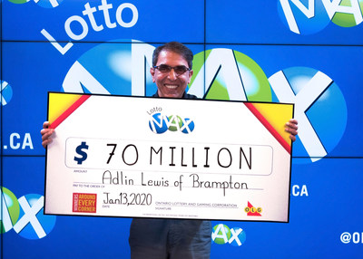 Adlin Lewis de Brampton accepte son chque de 70 millions de dollars au Centre des prix de Toronto. M. Lewis a gagn le gros lot record de LOTTO MAX du tirage de mardi 7 janvier 2020. (Groupe CNW/OLG Winners)