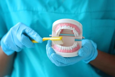 Oral 360: prótese dentária, a importância de uma higienização correta